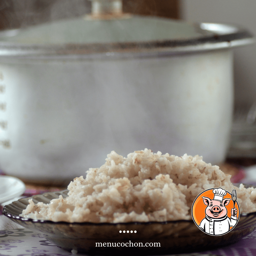 Riz cuit vapeur dans cuisine traditionnelle.